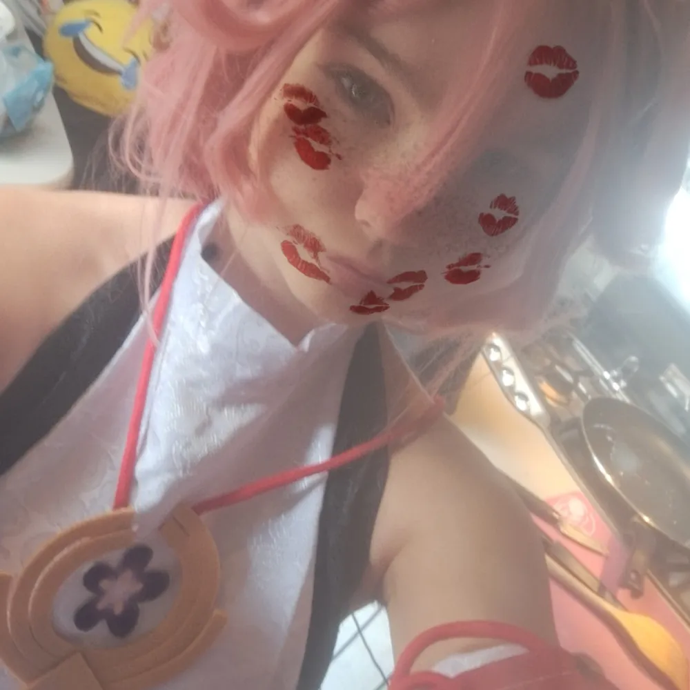 Yae Miko cosplay I storlek M! Använts på NCS en gång🫶🏻 Två av de hängande sakerna längst ner på kjolen har trillat av, annars i nyskick ^^. Accessoarer.