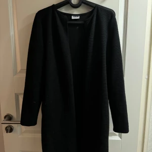 ”Kofta” - Svart kofta i stl s Fickor på båda sidorna 80kr