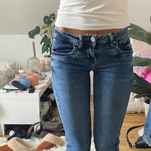ltb jeans  - ltb jeans i den populära modellen valarie💕kommer inte till användning längre men knappt använda!  De är lågmidjade och bootcut  Storlek 24/34 och jag är cirka 167