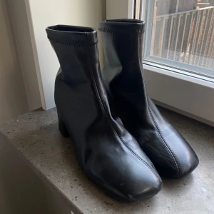 Ankelboots - Fina ankelboots med unika sömmar❤️står 39 i dem men passar bättre på en 38a