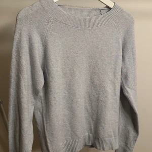Ljusblå tröja från Vero Moda - Säljer en supermysig ljusblå tröja från Vero Moda. Perfekt för kyliga dagar med sin mjuka och bekväma passform. Tröjan har långa ärmar och ribbade detaljer vid hals, ärmslut och nederkant. Passar både till vardags och lite finare tillfällen. 🩵