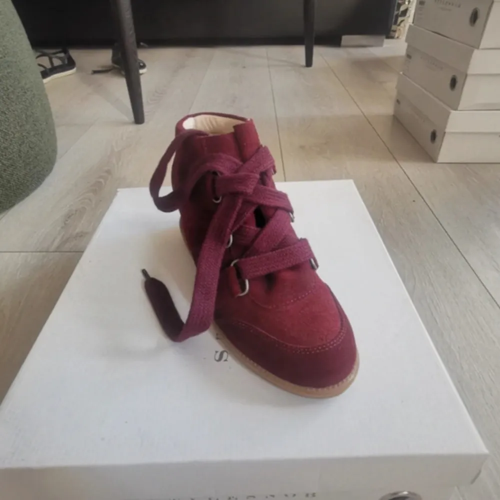 Snygga vinröda sneakers i mocka med snörning framtill. Liknar marant skorna! De har en bekväm gummisula och en stilren design som passar perfekt för höst och vår. Skorna är i mycket bra skick och ger en cool touch till vilken outfit som helst. Använt de 3 gånger, Nypris 3000kr! . Skor.