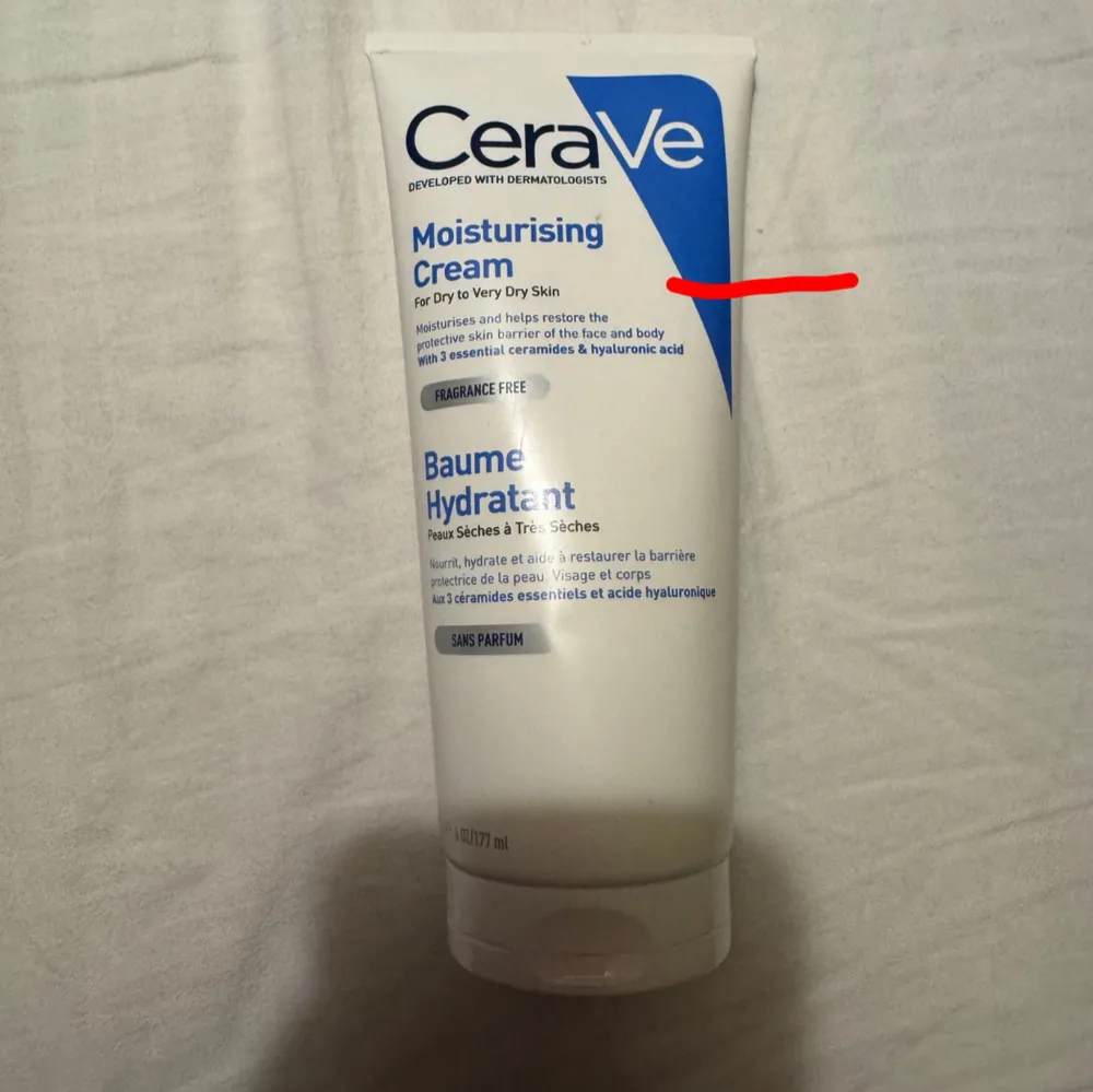 CeraVe Moisturising Cream är en doftfri kräm för torr till mycket torr hud. Den återfuktar och stärker hudbarriären med ceramider och hyaluronsyra. Perfekt för både ansikte och kropp.⚡️ Kommer inte till användning. Skönhet.