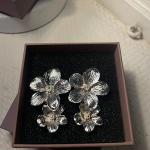 🌸Blom örhängen🌸 - Säljer dessa super fina örhängen som jag inte får någon andvändning av💕(aldrig andvänt) 
