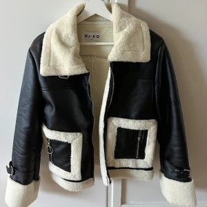 Svart jacka från NA-KD - Bra skick, strl 36, använd ett fåtal ggr 