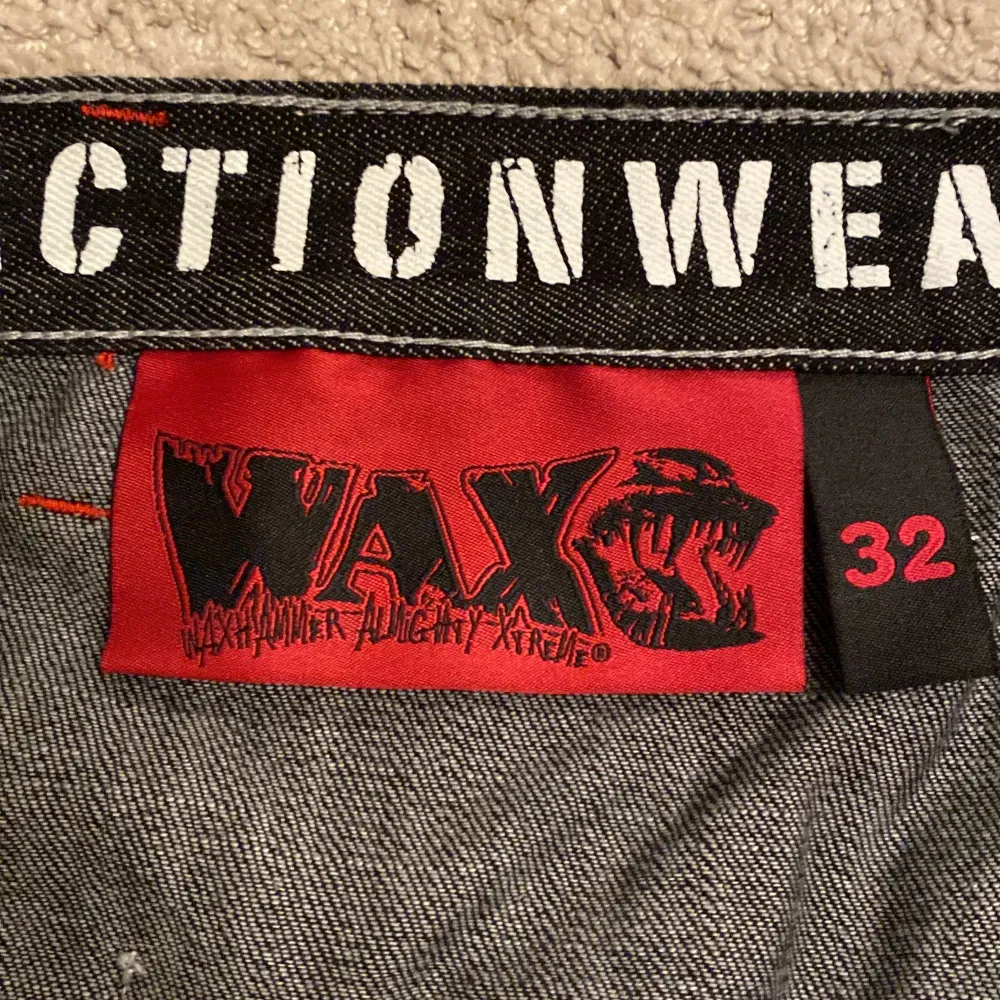 Säljer ett par svarta jeans från WAX i storlek 32 som det iallafall står på lappen men skulle säga att de är en M/L, dom är väldigt långa även på mig som är 174. De har coola vita detaljer på baksidan och ett unikt tryck på fickorna.  Byxorna är i bra skick och redo för nya äventyr!. Jeans & Byxor.