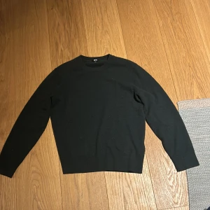 Mörkgrön cashmir tröja - Säljer en mörkgrön cashmirtröja. Är i bra skick.Storlek M. Uniqlo
