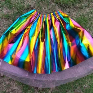 Regnbågsfärgad glittrig kjol - Säljer en supercool regnbågsfärgad kjol med glittrig yta. Den har en elastisk midja och ett lager av tyll under för extra volym. Perfekt för fest eller när du vill sticka ut! 🥳. Finns fler kvar 