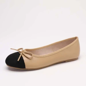 Beige och svarta ballerinaskor med rosett - Snygga och stilrena ballerinaskor i beige med svart tå och en söt rosett framtill. Perfekta för både vardag och festliga tillfällen. De är bekväma och lätta att bära hela dagen. Är i storlek 38 men kan även passa de i 37 för det gjorde de på mig. Super sköna o rena samtidigt som de passar med mycket. 