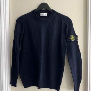 Mörkblå och tunn Stone Island tröja, passar XS, köptes tidigare här på Plick därav inget kvitto