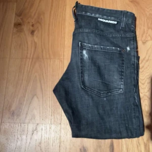 Svarta jeans från Dsquared2 - Vi säljer nu dessa Dsquared jeans, de är knappt använda, och de finns inte något märke på användningen. Det är italiensk storlek(46) priset kan diskuteras vid en snabb affär. Ifall de finns några funderingar kan ni skriva! 