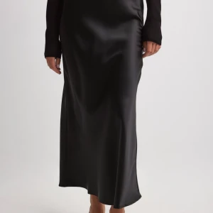 Satinkjol - Midi satinkjol i storlek 36 från nakd, fint skick