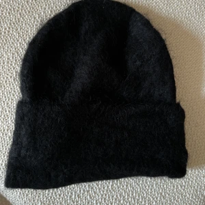Alpaca beanie Soft Goat - Alpaca beanie/mössa från Soft Goat, köpt förra året och använt en gång. Nypris: 895 🖤