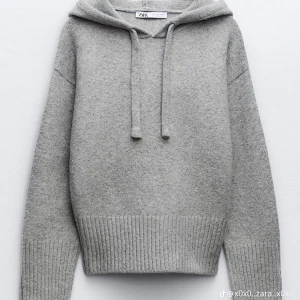 Grå hoodie från Zara - Säljer denna populära hoodie från Zara i storlek M som inte finns på hemsidan längre. Den är stickad med huva och ribbade muddar vid ärmslut och nederkant🩶Den är lite nopprig på vissa ställen men annars verkligen jättebra skick💕💕