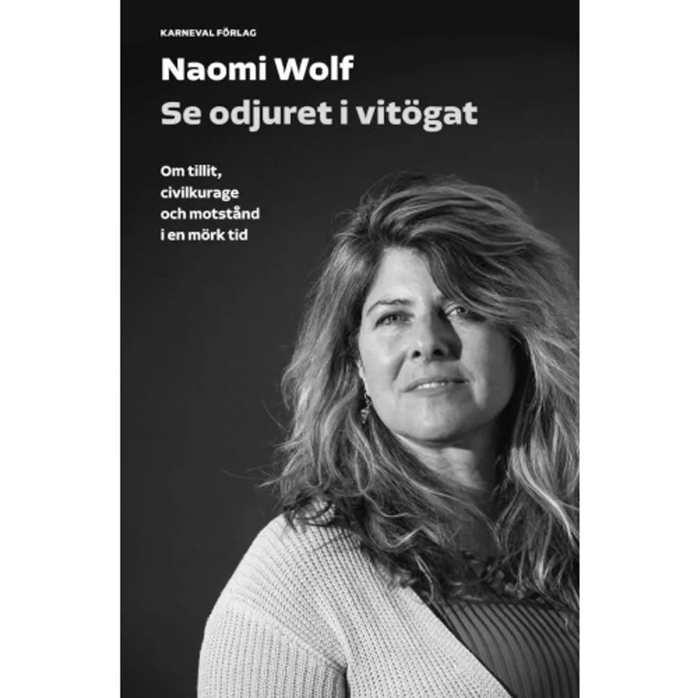 I över 30 år har kvinnors sexuella och reproduk­tiva hälsa varit ett centralt tema för den amerikans­ka författaren ­Naomi Wolf. Ett tema som givit henne både uppmärksamhet och uppskattning.Men genom covidpandemin kom detta att förändras. Nu upptäckte ­Naomi Wolf att det inte ­längre var tillåtet att i offent­lig­heten öppet diskutera kvinnors hälsa. Hon som ­tidigare givits stort utrymme i de mest inflytelse­rika tidningarna fick nu istället utstå ­mediala deplattformeringar, hätska person­angrepp och sociala utfrysningar. I Se odjuret i vitögat berättar ­hon hur under denna tid hennes liv tog en ny dramatisk vändning. Hon beskriver de långtgående politiska förändringar som in­träffade och tar pulsen på det nya samhälls­klimat som följde i deras spår. Hon skildrar hur den frihetliga och demokratiska ordning, som hon själv hade betraktat som närmast ­orubblig, krackelerar och ­­antar drag av tyranni, censur och totalitarism. För ­Naomi Wolf blir det en tid präglad av såväl smärtsamma person­liga upp­brott och ­ideologiska omprövningar som nya trösterika vänskaper och livsperspektiv. Naomi Wolf är en amerikansk författare, journa­list och professor. Hon är fil.dr. i engelsk littera­tur vid Oxford University. Idag är hon verksam som vd för Daily­Clout, en medial plattform som även driver rättsliga processer, och som skribent på substacken ­Out­spoken. Tidigare har hon ­varit krönikör i tidningar som Guardian och ­Sun­day Times och rådgivare åt Bill ­Clinton och Al Gore i deras presidentkampanjer.Naomi Wolf debuterade 1991 med The Beauty Myth (­Skönhetsmyten: Hur föreställningar om skönhet används mot kvinnor, 1992), som New York Times ­kallade »en av 1900-talets viktigaste ­böcker«. Sedan dess har hon ut­givit över tio böcker, bl.a. Miscon­ceptions: Truth, Lies, and the Unexpected on the Journey to Motherhood (2001); Vagina: A New ­­Biogra­phy (2012); Out­rages: Sex, Censor­­ship and the Criminalisation of Love (2019); och The Pfizer Papers: Pfizer's Crimes Against Humanity (2024).  »Den 19 juni 2021 twittrade jag om att ­kvinnor kunde få oregelbundna menstruationer efter att ha fått mRNA-vaccin. För att förstå att det är ett allvarligt förebud om ett hälso­pro­blem behöver man inte vara biolog. Det var uppen­bart att om kvinnor fick menstrua­tionsbesvär 2021 så skulle de senare få ferti­litetsproblem vilket var vad som skedde.När jag hade lagt upp den där tweeten vändes hela min värld uppochner. Plötsligt blev jag portförbjuden från Twitter, Face­book och Youtube. En flodvåg av hånfulla nyhetsinslag om mig dök upp samtidigt över hela världen. Även Daily Mail, Sunday Times och Guardian mina uppdragsgivare i åratal ­publi­cerade artiklar med liknande innehåll. Inte en enda av de redaktörer som tidigare hade beställt artiklar av mig svarade när jag ringde eller mejlade. En av investerarna i mitt företag drog tillbaka ett sexsiffrigt bidrag. Ingen av dem som förr hade bjudit in mig till glamorösa evenemang kontaktade mig. Ingen företrädare för de traditionella medierna vågade överskrida den osynliga gränslinje som uppstått mellan min tankevärld och majoritetskulturen.Jag hade blivit radioaktivt besmittad för att jag sa sanningen om kvinnors hälsa. Uppenbar­ligen fanns det något som ansågs mycket viktigare än den.« NAOMI WOLF    Format Danskt band   Omfång 262 sidor   Språk Svenska   Förlag Karneval förlag   Utgivningsdatum 2024-02-15   Medverkande Ulrika Junker Miranda   ISBN 9789189494510  . Böcker.