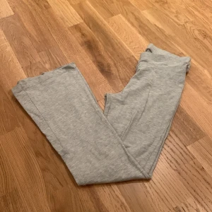 Grå mjukisbyxor från 157 - Säljer ett par mysiga och sköna gråa mjukisbyxor💞 de är inte använt så jätte ofta och perfekt för att kunna ha en avslappnad dag💞