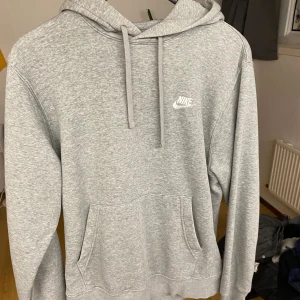 Grå hoodie från Nike - Säljer en grå hoodie från Nike i storlek S. Den är välanvänd men i bra skick. Nypris ≈800