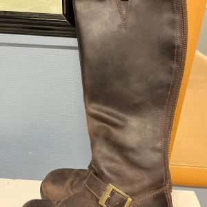 Bruna Johnny Bulls - Säljer mina Johnny Bulls läderboots i bra skick. De en dragkedja bak för enkel på- och avtagning. Perfekta för höst och vinter med en slitstark sula som ger bra grepp. Passar både till vardags och lite tuffare terräng. Har tecken på användning men går att åtgärda om man putsar dem.