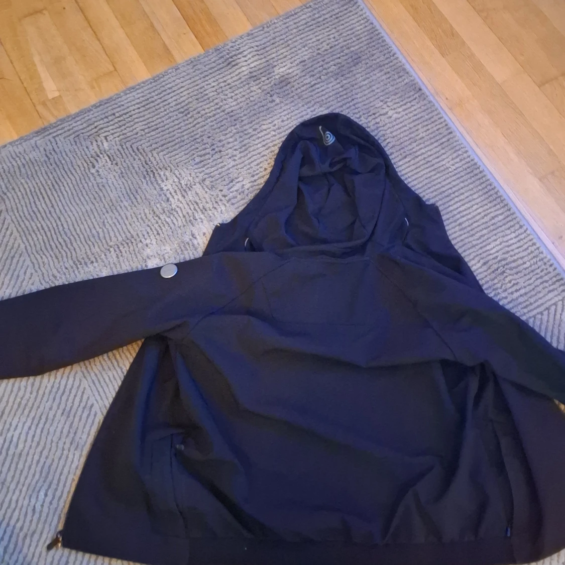 Svart jacka med huva