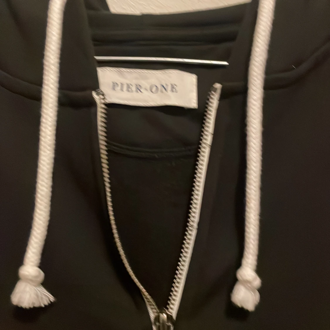 Svart hoodie från Pier One - 91