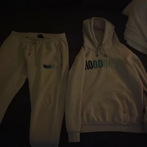 Hoodrich ställ tröja L byxor xl - Bra skicka förutom i högra fickan på byxorna där de är ett lite hål. 