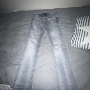 Ljusgrå jeans från Jack & Jones - Säljer ett par ljusgrå jeans från Jack and Jones med slitningar model är slim glen säljer för att dom e för små