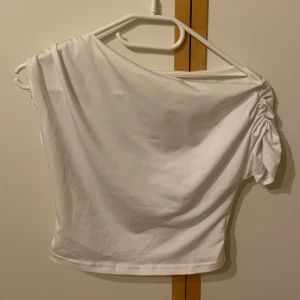 Vit T-shirt topp  - Vitt osymmetrisk T-shirt. Aldrig använd endast tvättad. 