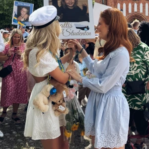 Student klänning - Säljer en superfin vit klänning med spetsdetaljer och puffiga kortärmar. Den är i mycket bra skick och passar perfekt för både student och midsommar. Använd 1 gång