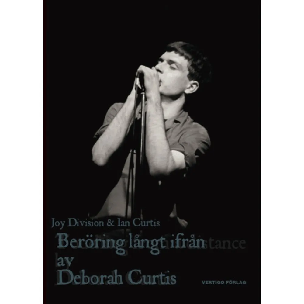 Den 18 maj 1980 begick Ian Curtis självmord. Han var sångare i Manchesterbandet Joy Division, som vid det ögonblicket stod på tröskeln till sitt stora genombrott. De kvarvarande medlemmarna fortsatte spela under namnet New Order. Få rockband har haft ett sådant varaktigt och växande inflytande som Joy Division. I Beröring långt ifrån berättar Ian Curtis änka Deborah om deras tid tillsammans, om Joy Divisions historia och om det tragiska slutet. Boken har nyligen filmatiserats av Anton Corbijn. Ian Curtis samlade låttexter finns med som ett appendix.    Format Häftad   Omfång 285 sidor   Språk Svenska   Förlag Vertigo Förlag   Utgivningsdatum 2007-09-11   Medverkande Eric Persson   Medverkande Carl-Michael Edenborg   Medverkande Deborah Curtis   Medverkande Anders Nilsson   ISBN 9789185000463  . Böcker.