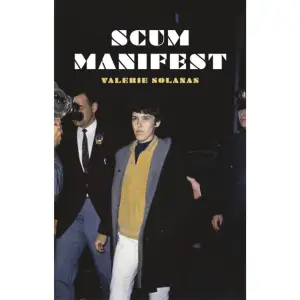 SCUM Manifest (Society for Cutting Up Men) av Valerie Solanas från 1967 är en skoningslös diagnos över patriarkatet. En rasande utopi för kvinnor som känner sig redo att regera universum. En vildsint och originell diagnos av patriarkatet. Mannen befinner sig i skymningslandet mellan apa och människa. Mannen är besatt av makt, pengar och död; att få ödelägga och att få knulla. För civiliserade kvinnor återstår bara att störta regeringen, eliminera det ekonomiska systemet och förstöra det manliga könet. SCUM är ett tillstånd, en attityd, ett sätt att tänka. En organisation med ett okänt antal medlemmar.I översättning och med förord av SARA STRIDSBERG.VALERIE SOLANAS [1936-1988] var forskare i psykologi och finansierade sina studier genom prostitution. Under sextiotalet höll hon till i utkanten av New Yorks konstliv och försökte göra sin röst hörd som författare. 1968 sköt hon Andy Warhol.»Äntligen en skitförbannad kvinna som tillåter sig vara det, som uppfinner en så rolig grotesk sammanställning som Society for Cutting Up Men och sedan agerar ut det som är så gräsligt förbjudet i Skandinavien: Manshat.« NINA LEKANDER, EXPRESSEN»En rasande kampsång om kvinnlig stolthet, om mannen som förvandlat världen till ett skitställe. Sara Stridsbergs förord är bara 20 sidor långt. Men det brinner, flammar som ingen annanstans i svensk litteratur just nu.« SALKA HALLSTRÖM BORNOLD, NÖJESGUIDEN»Det är inte ofta man blir så lycklig av besinningslöst våld som när man läser Valerie Solanas SCUM Manifest. Översättaren Sara Stridsberg har skrivit ett fullkomligt lysande förord, helt innovativt i sin direkta energi, det gör mig nästa lika lycklig som manifestet.« AASE BERG, BLM    Format Danskt band   Omfång 79 sidor   Språk Svenska   Förlag Modernista   Utgivningsdatum 2010-11-11   Medverkande Lars Sundh   Medverkande Sara Stridsberg   ISBN 9789186021900  