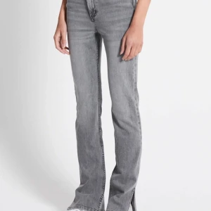 (Ljusblå) jeans med slits - Likadana som på bilden fast ljusblå!!! Snygga ljusblåa jeans i bootcut-stil med slits vid anklarna. Från lager157. Mycket bra skick, använda fåtal gånger. Säljer då de är för små för mig. De är              hög-/medelmidjade och har en klassisk femficksdesign. Passar bra till både sneakers och klackar!