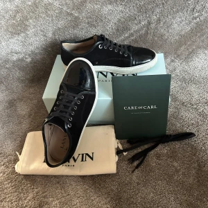 Lanvin Paris - Ett par riktigt schyssta lanvin skor i otroligt fint skick🔥|Skorna är i storlek 43 men kan lätt passa en 44|  Allt og ingår-Kvitto box dustbag och box, även extra snören| ✅ Hör av er vid fler funderingar ☁️