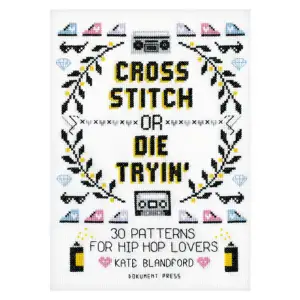 Korsstygn vs hiphop! Cross Stitch or Die Tryin' är fylld med de fetaste korsstygnsmönstren med hiphop-twist och är ett måste för alla hiphop-fans. Oavsett om du lever thug life eller bringing da ruckus, så länge du fortfarande har kärlek till gatan hittar du klassiska hiphop-citat som passar perfekt på väggen, tygmärken och kuddar. Varför inte sy ihop en present till en hiphopälskande vän? Eller klassiker som Drop it Like it's Hot, Mo Money Mo Problems eller Sippin 'on Gin and Juice för att pryda din köksvägg? Cross Stitch or Die Tryin' innehåller 30 mönster perfekta för alla med en kärlek till rap och hiphop, som inte är rädda för att visa sin nördigare sida. Hiphop-älskare i alla åldrar kommer att kunna uppskatta mönstren, varav många är nybörjarvänliga och kan slutföras på några timmar. Den erfarne korsstygnskonstnären Kate Blandford ger dig enkla instruktioner med information om vilka material du behöver och användbara knep, oavsett vilken nivå du befinner dig på. Så ta tag i dina ringar och nålar och visa världen att du kan ha 99 problem men korsstygn är inte ett! Kate Blandford specialiserar sig på korsstygn med attityd och humor. Med över 10 års erfarenhet av mönsterdesign under bältet tar Kate korsstygn in i nutiden genom traditionella motiv med alternativ och modern twist.    Format Häftad   Omfång 92 sidor   Språk Engelska   Förlag Dokument Press   Utgivningsdatum 2022-11-03   ISBN 9789188369703  