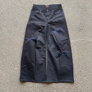 Handmade Baggy Flared Jeans - Pris går att diskutera!                          Handgjorda baggy flared jeans i storlek 33/32. Midjan är 41,5cm, längden 106cm och benöppningen är 35,5cm. Modell på dem sista bilderna är 183cm lång. 