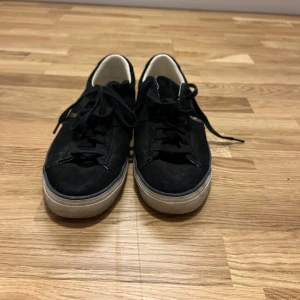 Svarta sneakers från Polo Ralph Lauren - Svarta Ralph lauren skor i st 42. Köpta för ca 5 år sedan. Använd ett fåtal gånger så dem är så gott som nya. Lite smutsig då dem har varit i gaderoben i 5 år så det är bara att damma av dem.
