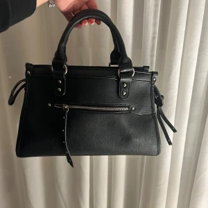 Svart väska  - Så snygg väska från stradivarius köpt för länge sen💗 superfin och rymlig💕