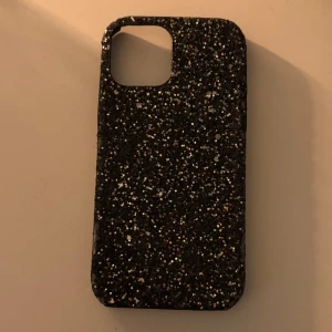Glittrigt mobilskal - Säljer ett glittrigt mobilskal som inte har några defekter alls! Han använt kanske 3-4 gånger? Till iphone 12💗
