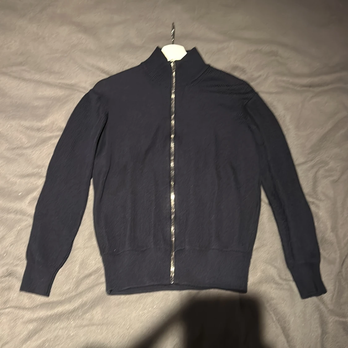 Mörkblå merinoullskofta från Asket