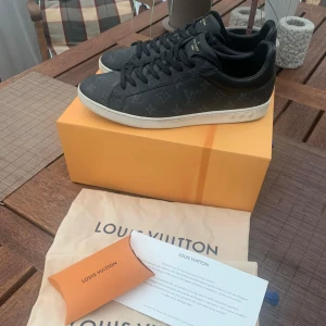 Louis Vuitton Luxemborg - Tja saljer dessa feta Lv skor som har använts ett fatal ganger! Har blivit atutentiskt kollade! Nypris 10 000! Mitt pris 2500! Box och tillbehör följer ej med! VÄLDIGT BRA STEAL