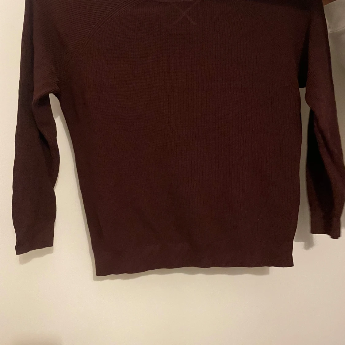 vinröd stickad tröja