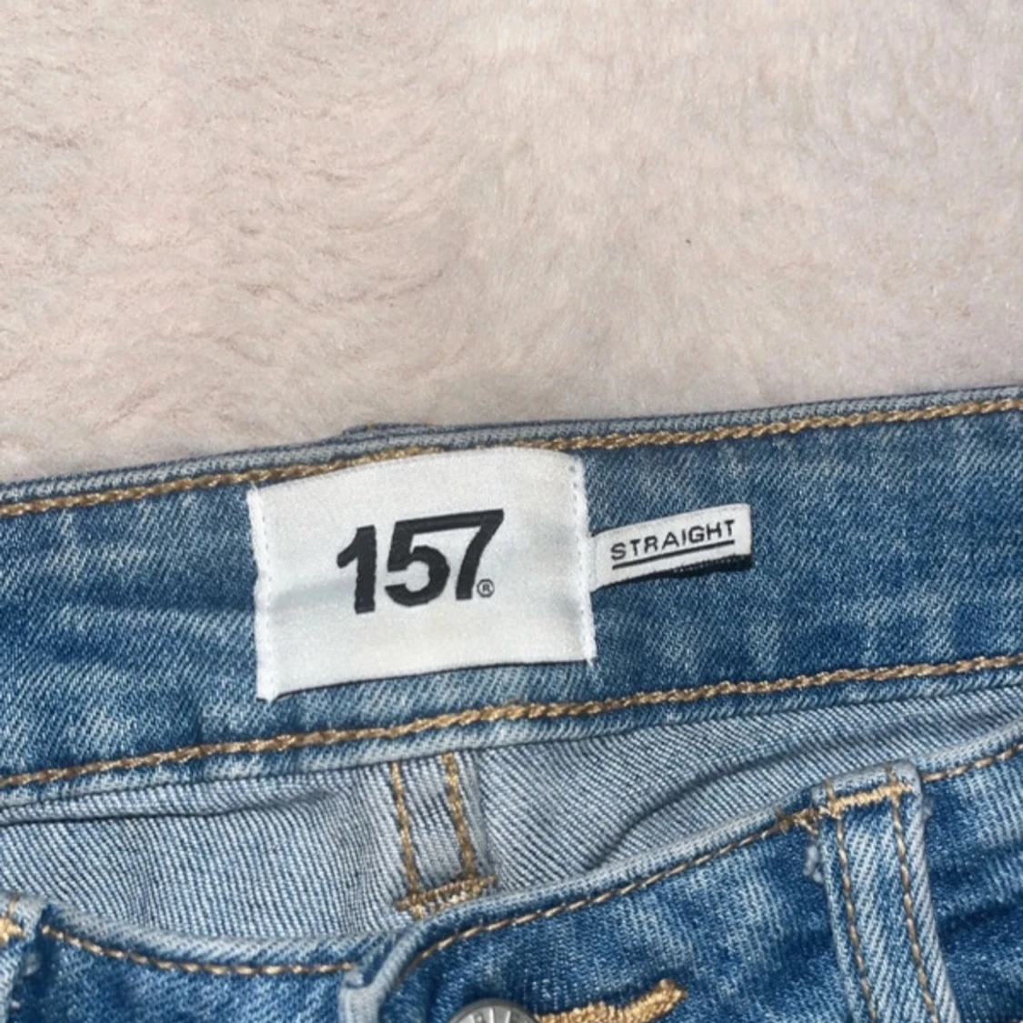 Blå jeans med slitningar - 93