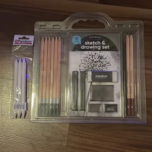 Ritsett  - Säljer ett pack med olika sorters ritpennor pennor bland annat kolpennor. Det saknas tyvärr tre pennor och en pennvässare. Det medföljer även en oöppnad förpackning med pappersstompar och allt kommer från Panduro. 💕de pennor som finns med är H, HB, F, 8B, 2H, 4B, sedan medföljer även kolpenna 6B samt 2 andra pennor som är 2B och 4B. Utöver det medföljer 2 olika sorters sudd, 2 kolstavar och en pennvässare. ⭐️(det ens suddet är lite smutsigt från kolpennorna) 