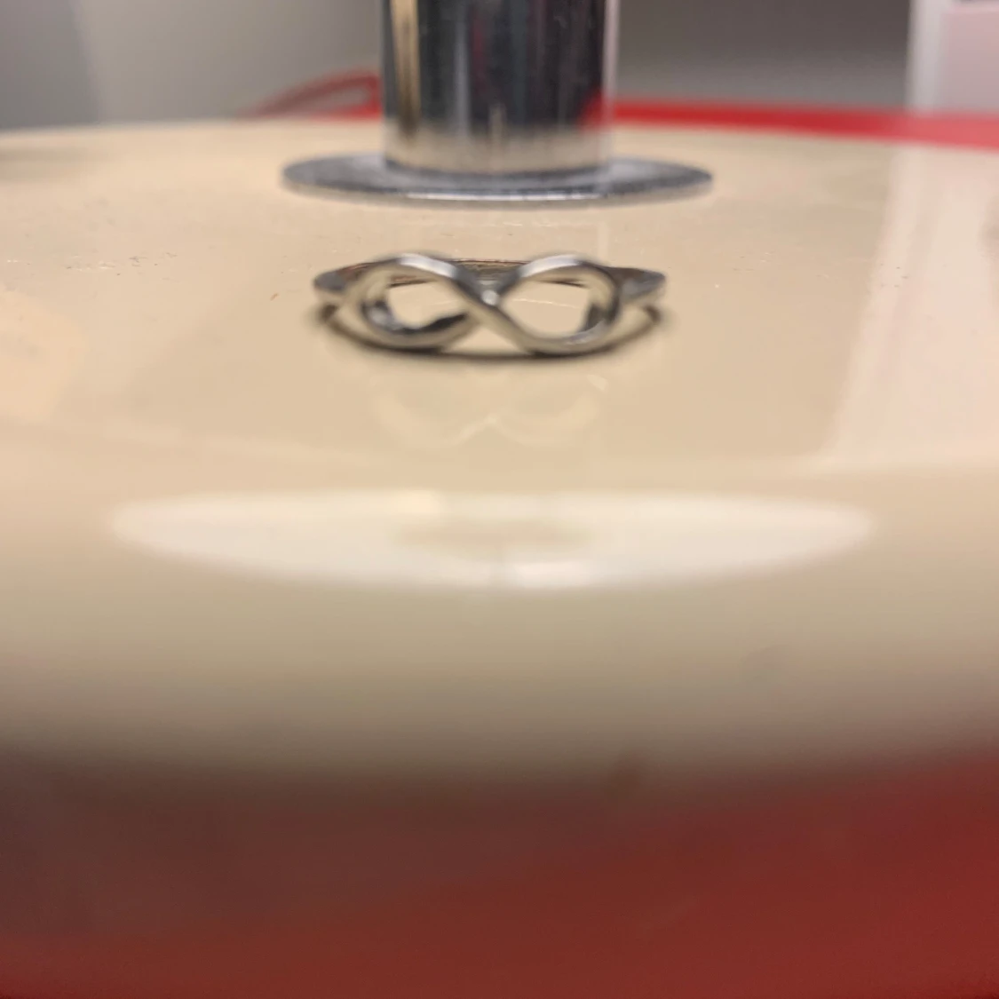 Silverfärgad ring med oändlighetssymbol - 1