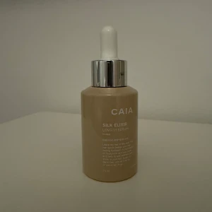 Silk Elixir Length Serum från CAIA - Silk Elixir Length Serum från CAIA i en stilren beige flaska med pipett. Perfekt för att vårda och stärka dina hårstrån. Hjälper till att ge längd och volym 🩵 Endast testad! 