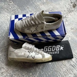 Vita sneakers från GGDB - Sjukt unika special edition Golden goose med riktigt bra skick, använts sparsamt. Dustbag o box tillkommer, perfekt för våren! Skriv för frågor och funderingar 