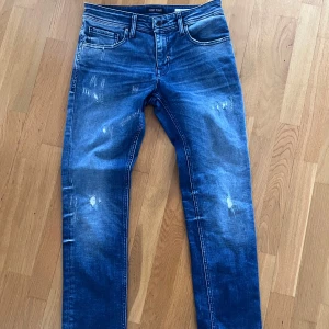 Blå jeansbyxor från Antony Morato - Snygga blå jeansbyxor från Antony Morato med en sliten look. Perfekta för en avslappnad stil.
