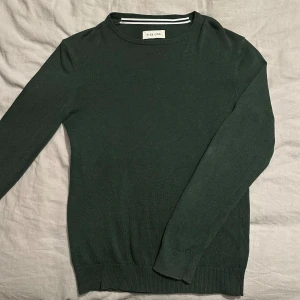 Mörkgrön tröja från Pier One - Säljer en stilren mörkgrön tröja från Pier One. Mycket bra skick! Storlek S. 🙌🙌