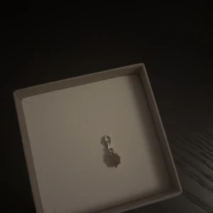 Silverberlock med månadsten oktober - Charmig liten silverberlock med månadstenen oktober som är i färgen rosa. Som du kan sätta på ett armband eller halsband. Köpt för 649kr. Pris kan diskuteras vid snabb affär.