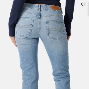 Blå bootcut jeans - Snygga blå bootcut jeans. De har en lågmidjad. Använt endast när jag testat!