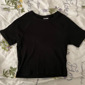 Svart ribbad t-shirt - Säljer den här svarta ribbade tröjan 🩷